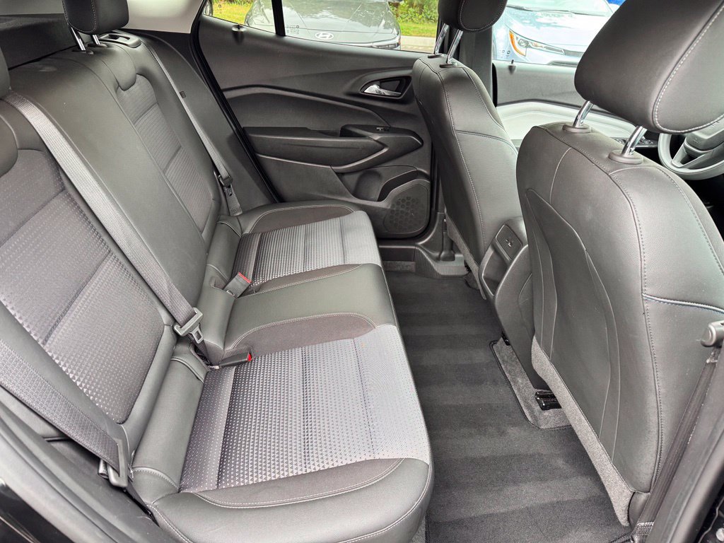 Used 2025 Chevrolet Trax LT FWD image 25