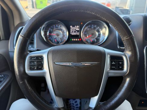 Used 2014 Chrysler Town & Country Touring-L w/ Driver Convenience Group image 21