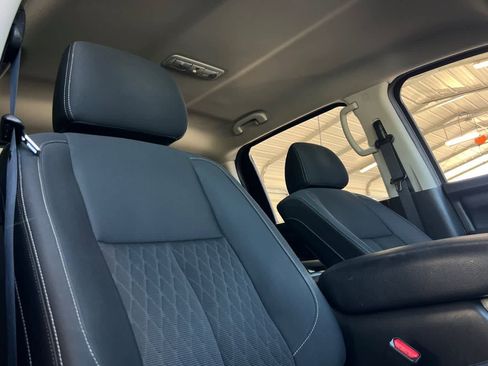Used 2018 Nissan Titan SV w/ SV Convenience Package RWD image 18