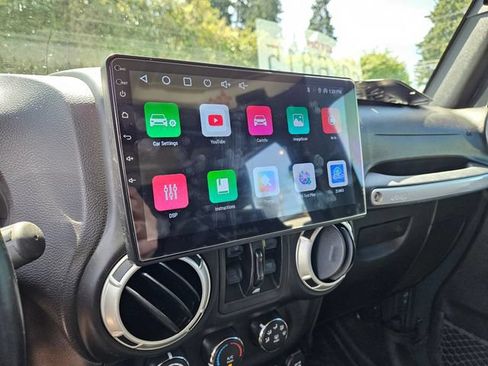 Used 2016 Jeep Wrangler Unlimited Sahara w/ Connectivity Group AWD/4WD image 10