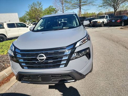 Used 2024 Nissan Rogue SL image 2