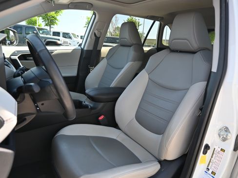 Used 2022 Toyota RAV4 XLE Premium AWD/4WD image 16