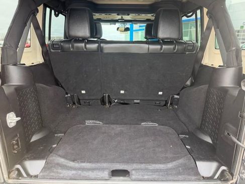 Used 2017 Jeep Wrangler Unlimited Sahara w/ Connectivity Group AWD/4WD image 18