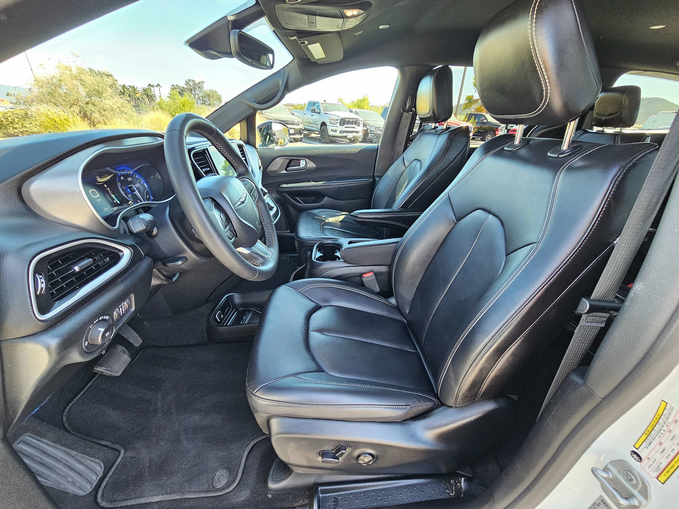 Used 2025 Chrysler Pacifica Select FWD image 17