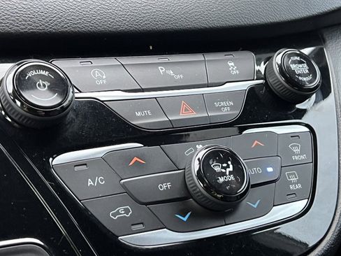 Used 2020 Chrysler Pacifica Touring-L Plus image 28