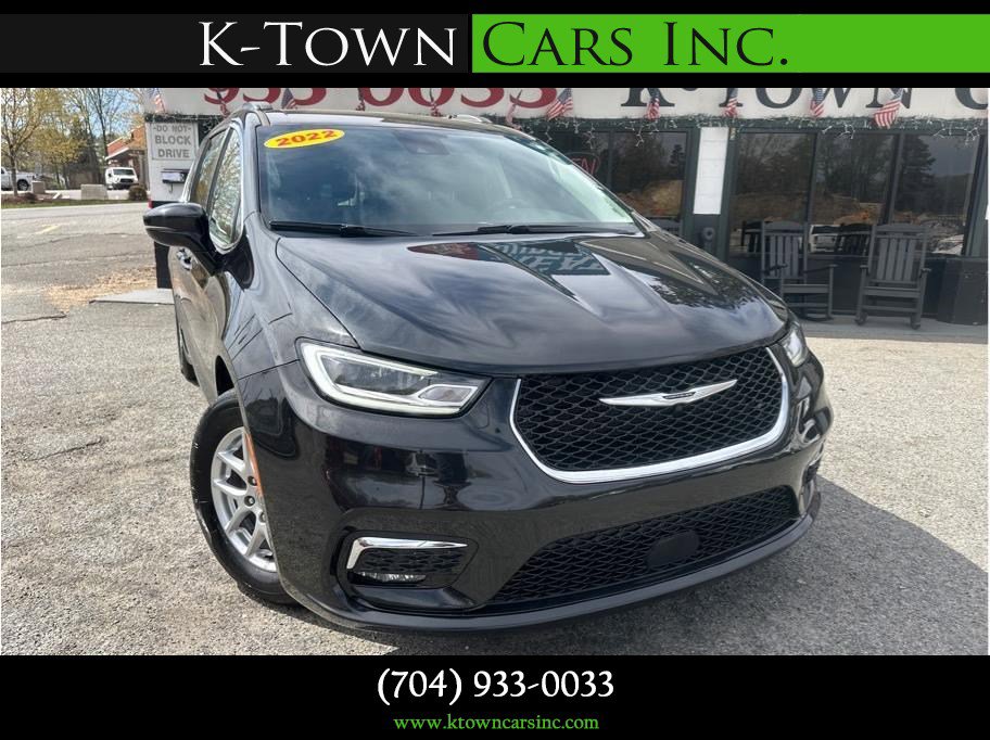 Used 2022 Chrysler Pacifica Touring-L FWD image 1