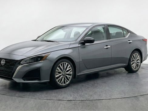 Used 2025 Nissan Altima 2.5 SV FWD image 3