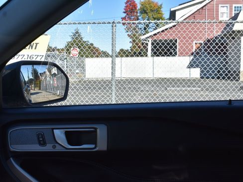 Used 2024 Ford Explorer Limited image 19