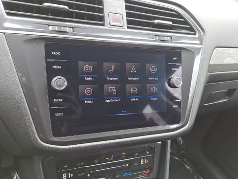 Used 2024 Volkswagen Tiguan SE image 23