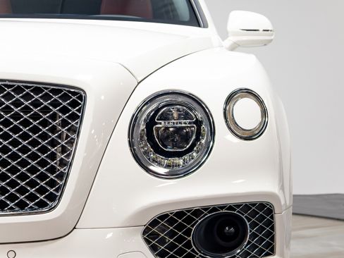 Used 2020 Bentley Bentayga V8 image 54