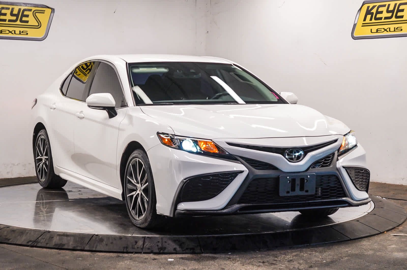 Used 2024 Toyota Camry SE w/ Convenience Package FWD image 5