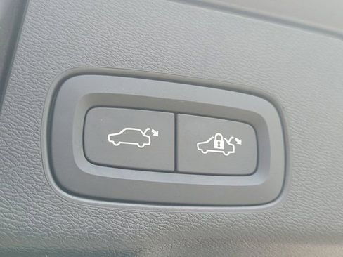 Used 2019 Volvo XC60 T6 Momentum w/ Multimedia Package image 10