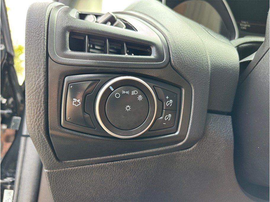 Used 2015 Ford Focus SE FWD image 25