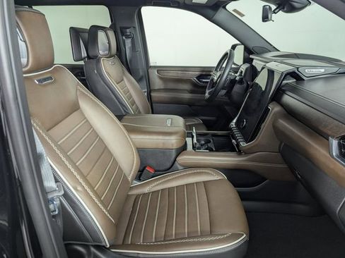 Used 2025 GMC Yukon Denali Ultimate image 24