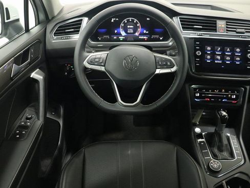 Used 2024 Volkswagen Tiguan SE w/ Panoramic Sunroof Package image 16