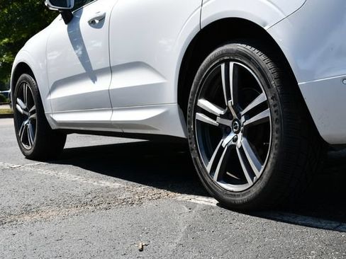 Used 2018 Volvo XC60 T5 Momentum w/ Vision Package AWD/4WD image 9