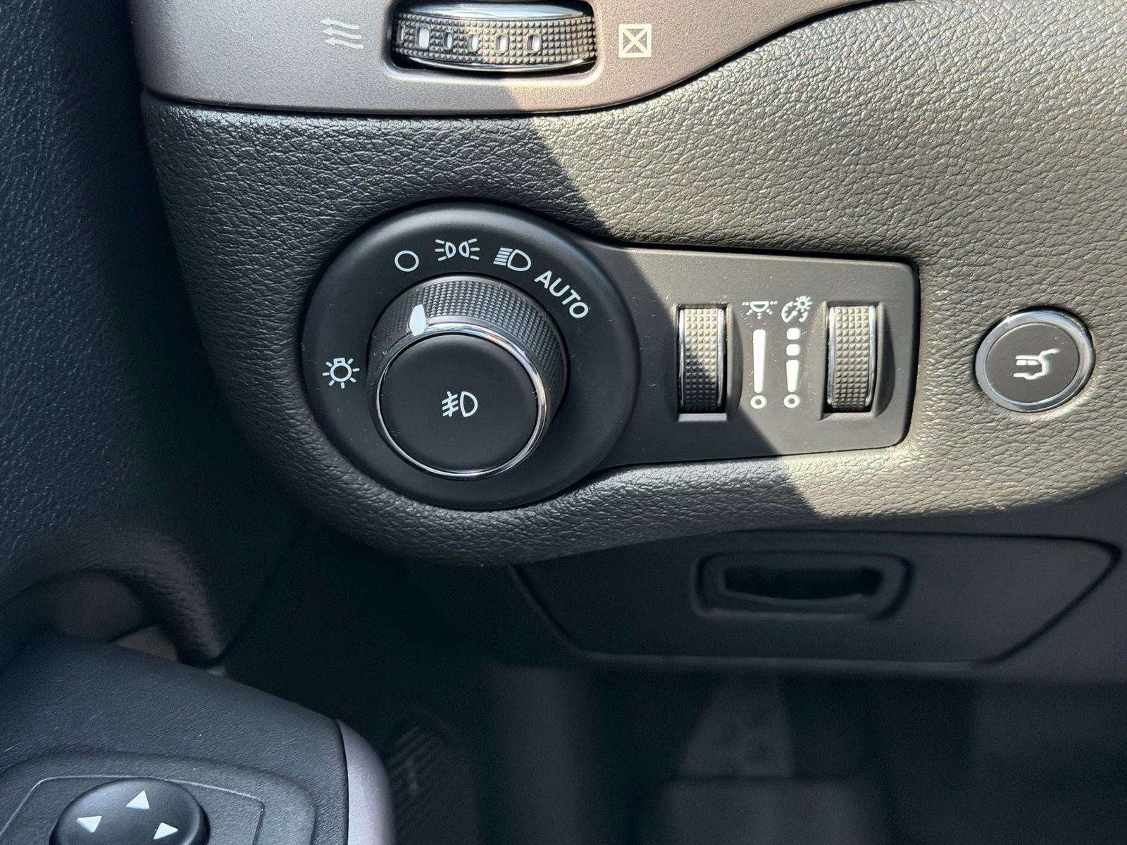 Used 2022 Jeep Cherokee Limited w/ Elite Package AWD/4WD image 12