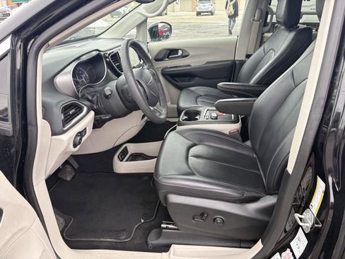 Used 2024 Chrysler Pacifica Touring-L image 4
