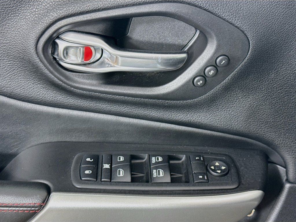 Used 2018 Jeep Cherokee Trailhawk w/ Quick Order Package 27L AWD/4WD image 21