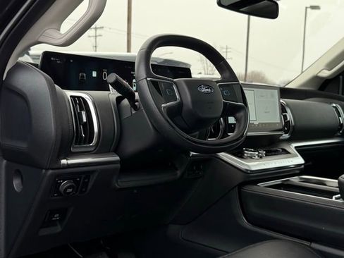 Used 2025 Ford Expedition Platinum image 27