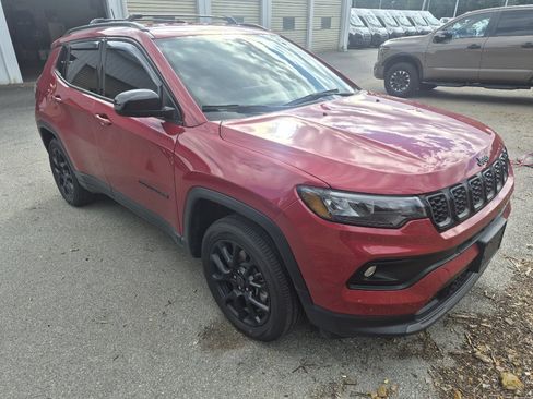Used 2025 Jeep Compass Latitude w/ Altitude Special Edition AWD/4WD image 1
