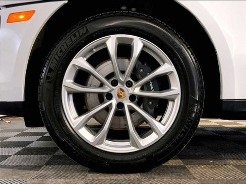 Certified 2025 Porsche Macan image 11