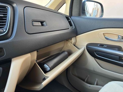 Used 2015 Kia Sedona LX w/ LX Convenience Package FWD image 29