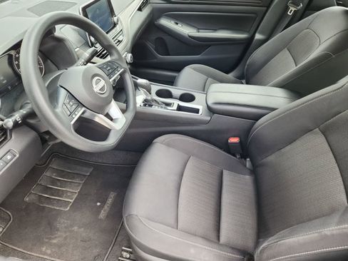 Used 2025 Nissan Altima 2.5 SV FWD image 2