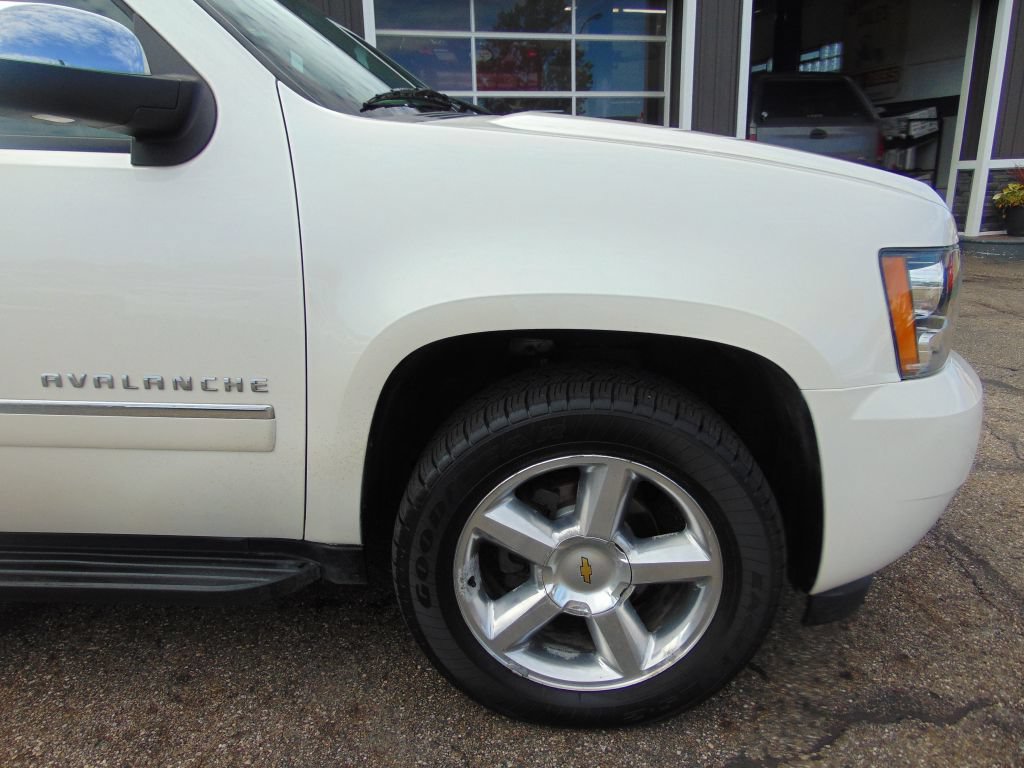 Used 2010 Chevrolet Avalanche LTZ AWD/4WD image 11