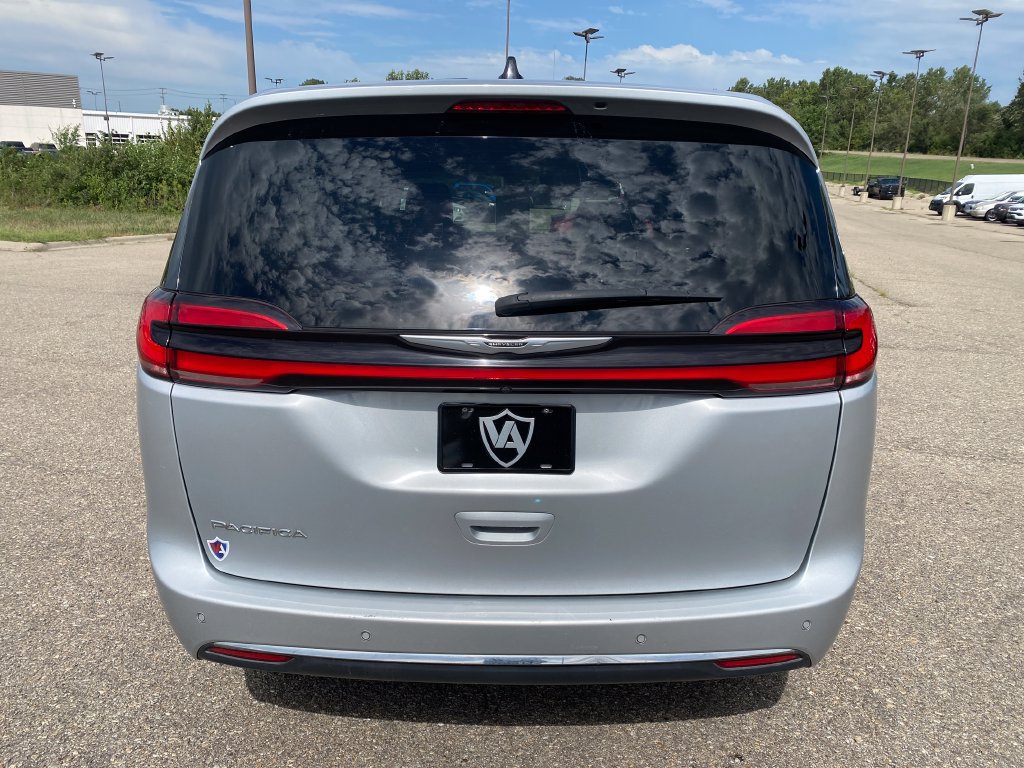 Used 2023 Chrysler Pacifica Touring-L FWD image 5