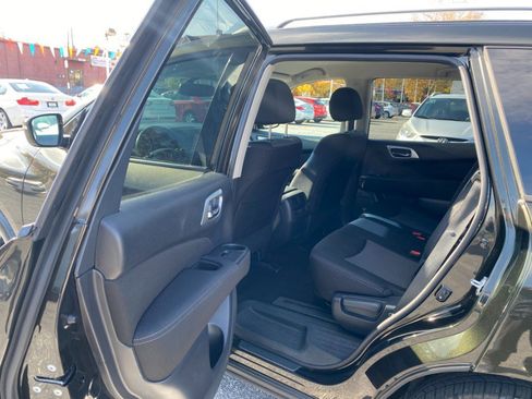 Used 2017 Nissan Pathfinder SV image 12