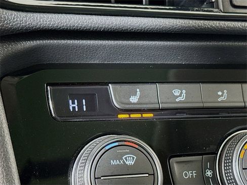 Used 2024 Volkswagen Taos SE image 17