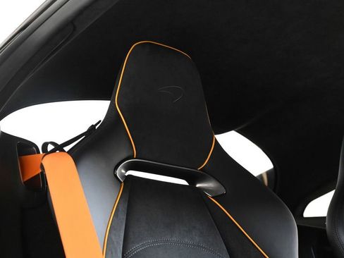 Used 2025 McLaren Artura image 18