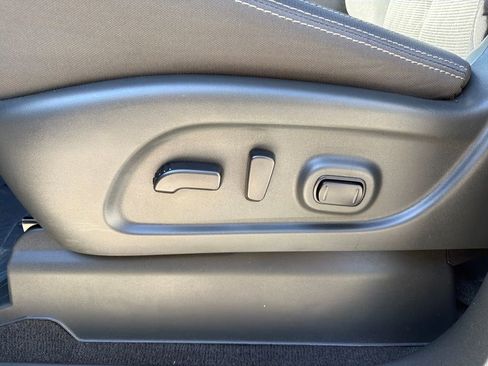 Used 2023 Nissan Titan SV w/ SV Convenience Package image 16