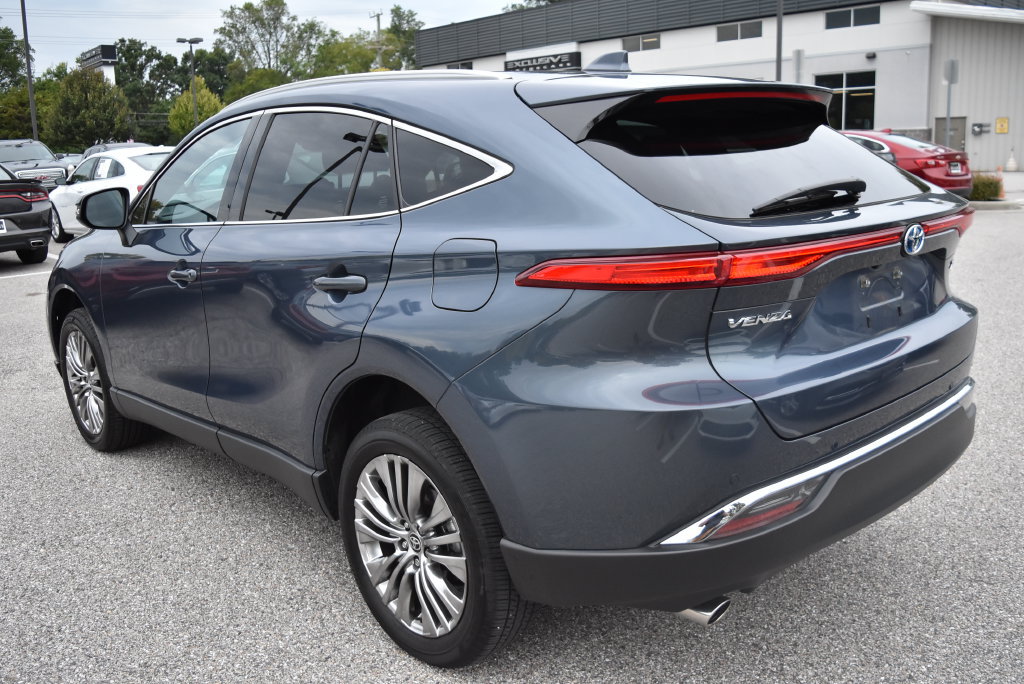 Used 2024 Toyota Venza XLE AWD/4WD image 6