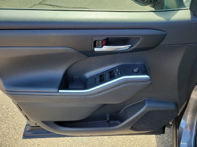 Used 2022 Toyota Highlander XLE AWD/4WD image 9