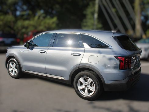 Certified 2023 Kia Sorento LX FWD image 6