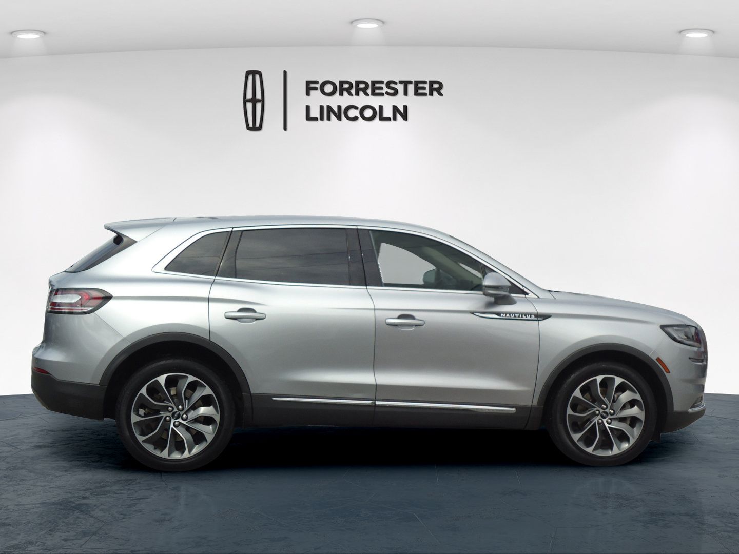 Used 2023 Lincoln Nautilus Reserve AWD/4WD image 2
