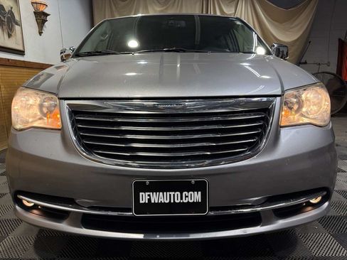 Used 2014 Chrysler Town & Country Touring-L FWD image 3