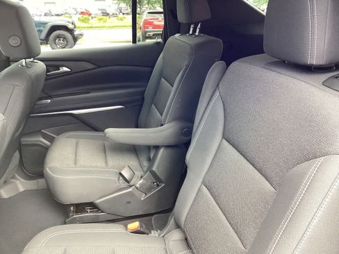 Used 2025 Chevrolet Traverse LT image 13