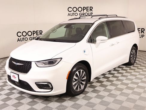 Used 2021 Chrysler Pacifica Touring-L FWD image 11