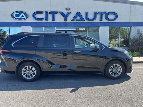 Used 2022 Toyota Sienna XLE FWD image 3