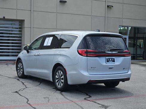Used 2023 Chrysler Pacifica Touring-L FWD image 3