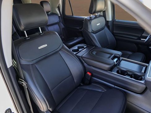 Used 2025 Ford Expedition Platinum AWD/4WD image 33