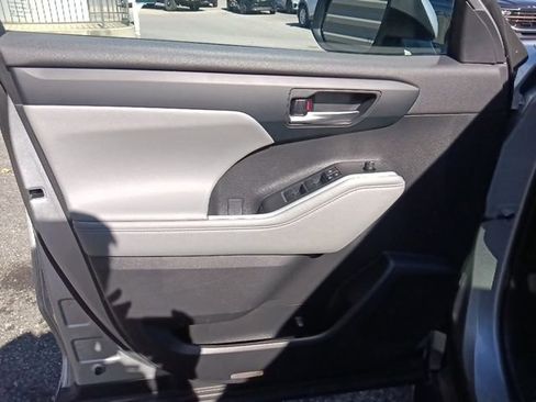 Used 2023 Toyota Highlander XLE image 11