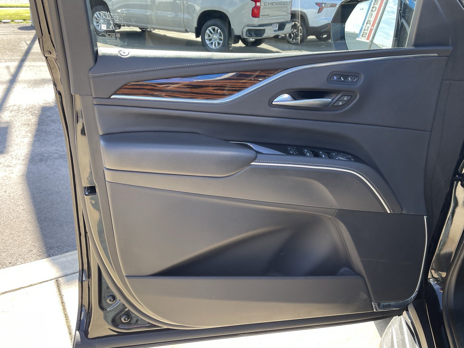 Used 2023 Cadillac Escalade ESV Premium Luxury AWD/4WD image 17