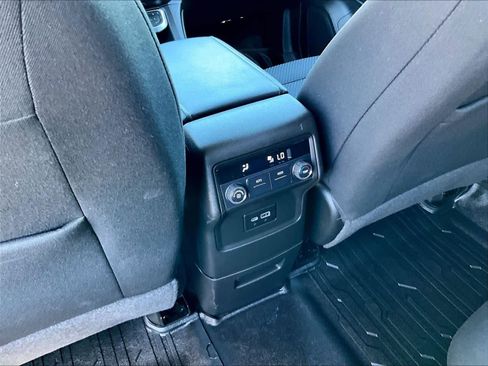 Used 2022 GMC Acadia SLE image 29