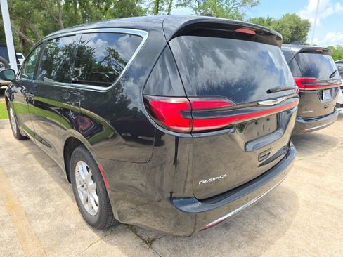 Certified 2023 Chrysler Pacifica Touring-L FWD image 3
