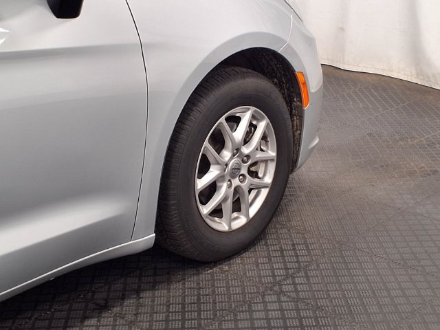 Used 2024 Chrysler Pacifica Touring-L FWD image 10