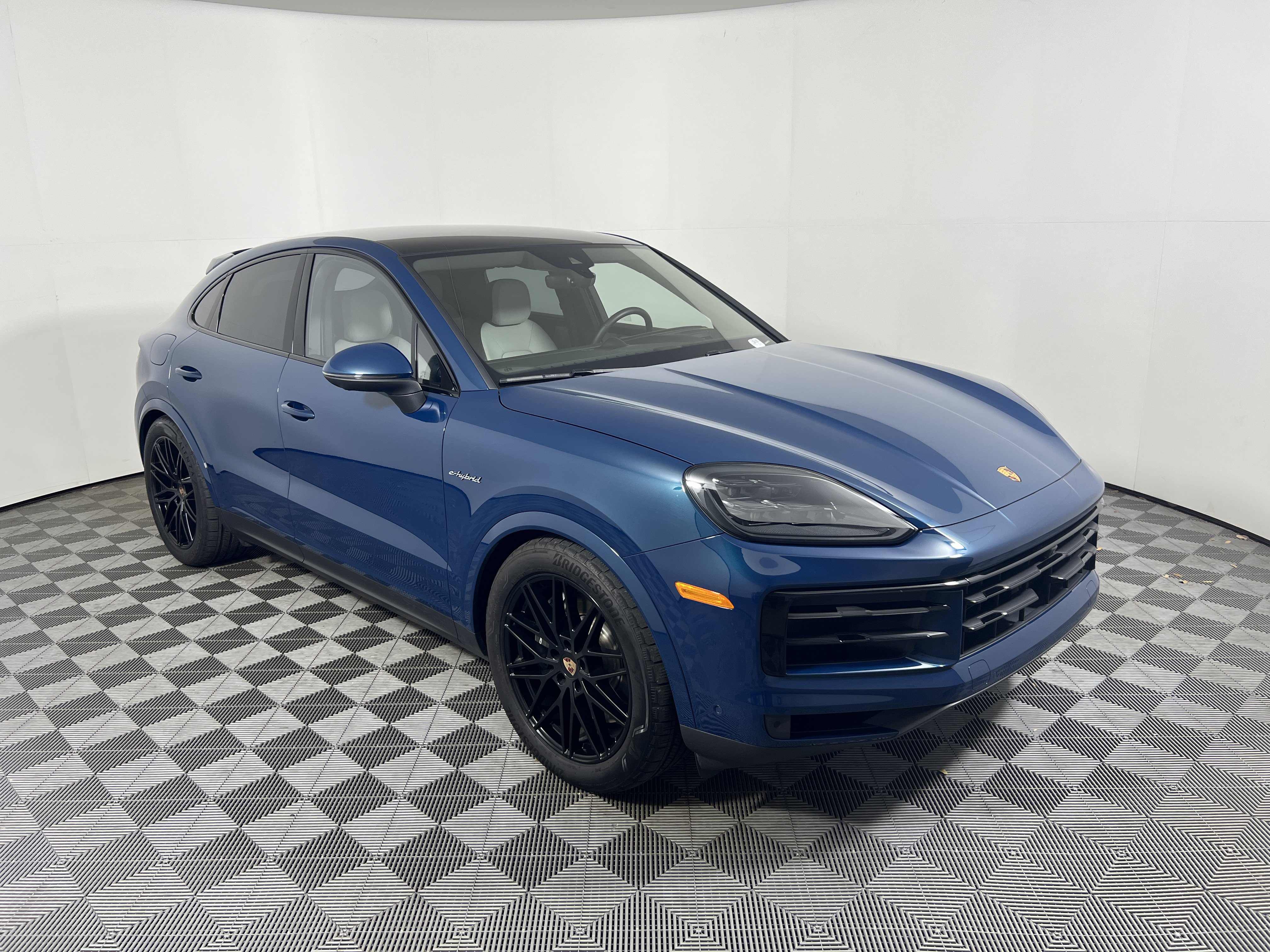 Used 2026 Porsche Cayenne E-Hybrid Coupe AWD/4WD image 9